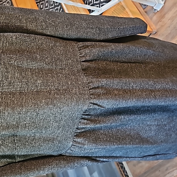 👗LOFT BACK BUTTON DRESS👗 - Picture 3 of 11